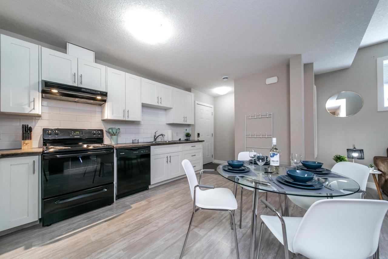 Executive Home - Long Stays Welcome - Garage Parking - Free Wifi & Netflix Edmonton Dış mekan fotoğraf