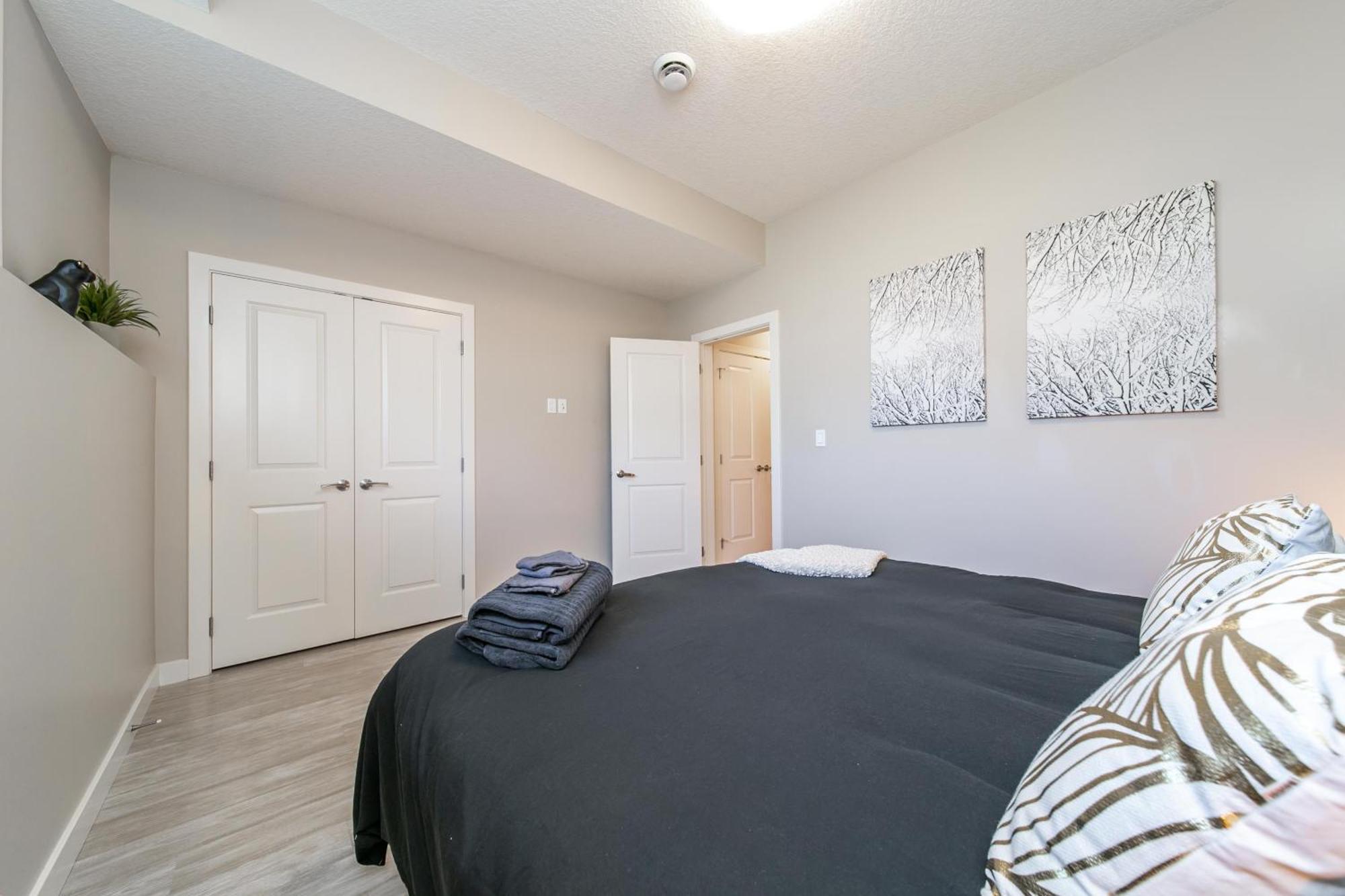 Executive Home - Long Stays Welcome - Garage Parking - Free Wifi & Netflix Edmonton Oda fotoğraf